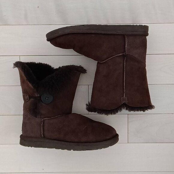 UGG Women's Bailey Button Winter Calf Boots  5803 Chocolate Brown Size 6 - Picture 1 of 5